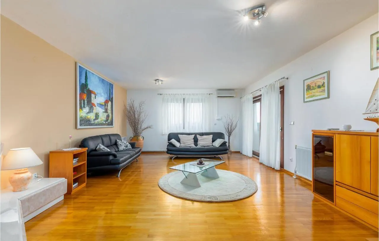 Amazing Home In Premantura With Wifi 0*,