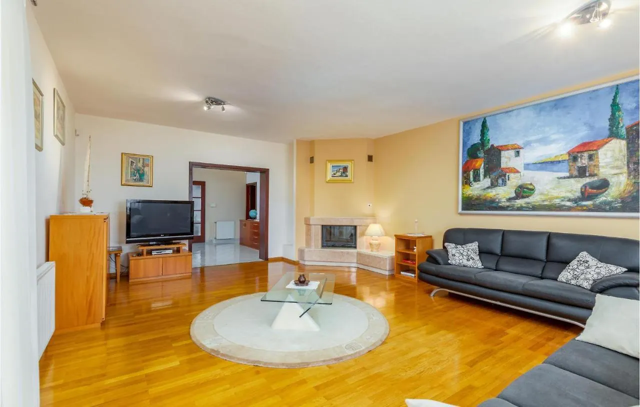 Holiday home Amazing Home In Premantura With Wifi